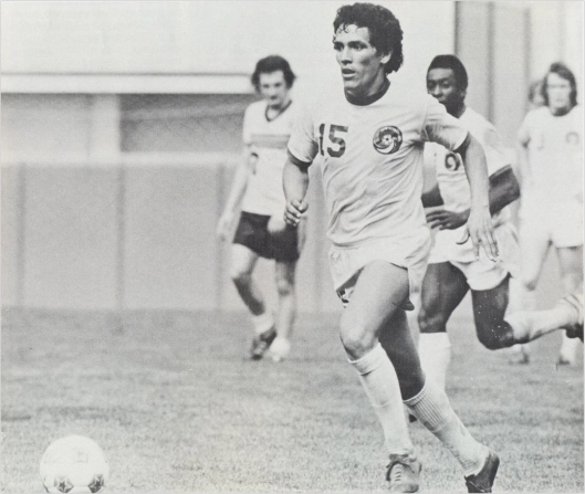 Mifflin pelo Cosmos, clube em que atuou entre 1975 e 1978. Atrás, Pelé acompanha o atacante peruano. Foto: nasljerseys.com
