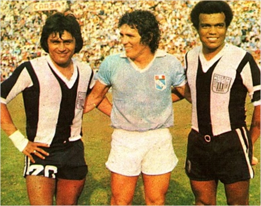 Em 1978, Mifflin, no centro, então jogador do Sporting Cristal, ao lado de dois adversários do Alianza Lima, Sotil e Cubillas. Foto: duelosdecraques.blogspot.com.br