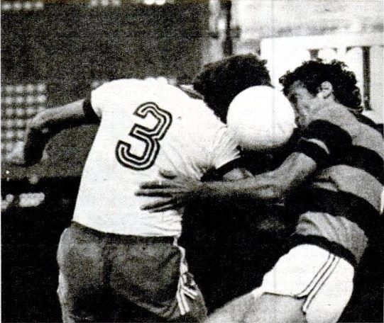 Disputa entre dois dos melhores zagueiros brasileiros dos anos 70: Alex e Rondinelli em jogo válido pelo Campeonato Carioca de 1979. Foto: arquivo pessoal de Alex