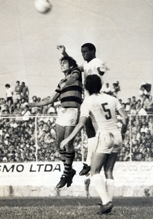 Clássico entre Bangu e Flamengo no estádio de Moça Bonita. Radar, com a camisa do Mengão, sobe para cabecear
