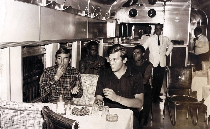 No vag&atilde;o refeit&oacute;rio, Natal e Raul Plassmann chupando uvas e na mesa de tr&aacute;s, Evaldo e Neco. Cr&eacute;dito da foto: Levi dos Santos Xavier