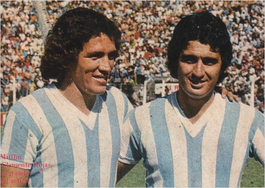 Ramón Mifflin e Angel Clemente, companheiros de time no Racing (Argentina). Mifflin atuou pela equipe de Buenos Aires entre 1974 e 1975. Foto: fotosfutbolperuano.blogspot.com.br