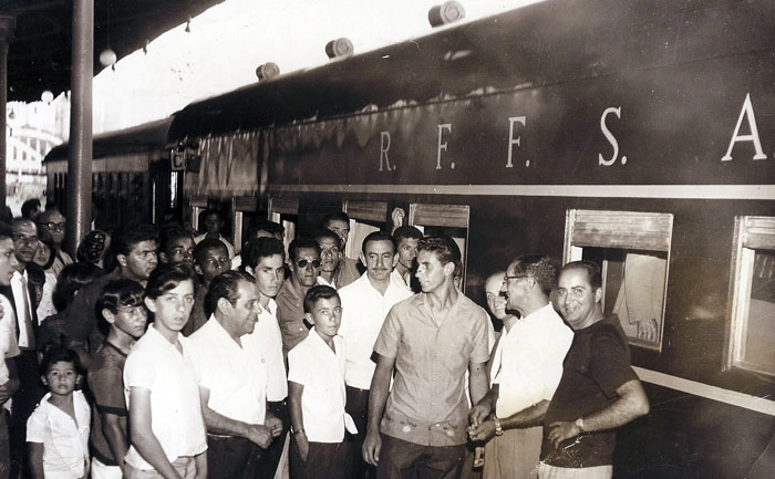 Piazza sob olhares de torcedores na esta&ccedil;&atilde;o ferrov&iacute;aria de Belo Horizonte.