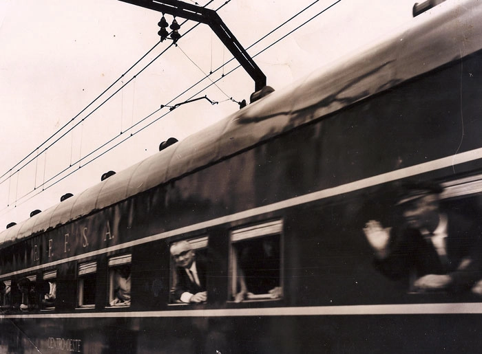 Nicola Calichio (j&aacute; falecido), ent&atilde;o diretor-financeiro do Cruzeiro, na janela do trem, no caminho de Belo Horizonte para o Centro-Oeste.
