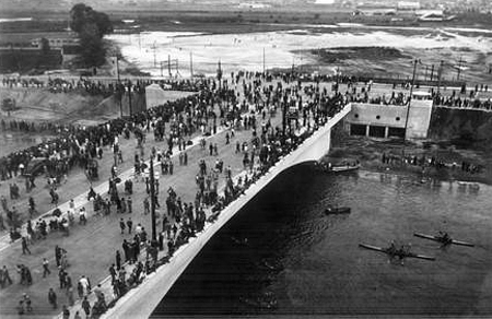A foto, publicada no site do Clube de Regatas Tietê, mostra a região da Ponte das Bandeiras, onde situava-se o antigo estádio da Floresta, em 1942
