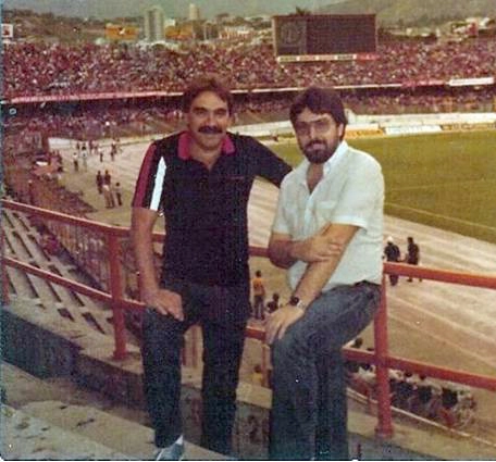 Paulo Roberto Martins, o Morsa, e Roberto Moneiro. No estádio Pascual Guerrero - Colômbia, em 1984. Foto: arquivo pessoal
