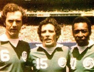Franz Beckenbauer, Ramón Mifflin e Pelé pelo Cosmos em meados dos anos 70 Foto: fotosfutbolperuano.blogspot.com.br