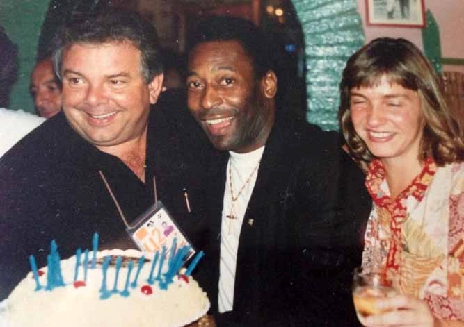 Comomerando o anivers&aacute;rio, Luciano do Valle, Pel&eacute; e Maria Fulfaro, ex-mulher do narrador. Atr&aacute;s, &agrave; esquerda, Giovanni Bruno 
