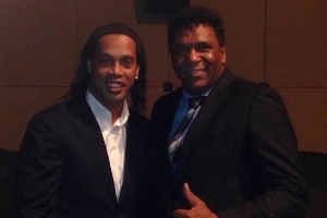 Ronaldinho Gaúcho e Maurício em 2015. Foto: arquivo pessoal de Maurício