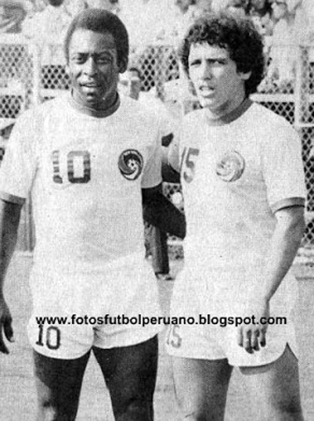 Depois de jogarem juntos no Santos, Pelé e Mifflin também atuaram pela equipe norte-americana do Cosmos, entre 1975 e 1977. Foto: fotosfutbolperuano.blogspot.com.br