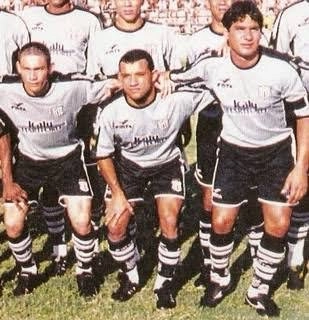 Veja Iarley (centro), quando jogava no no Ceará, nos anos 2000