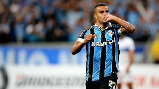 Grêmio faz jogo sóbrio, vence U. Católica e vai às oitavas da Libertadores 