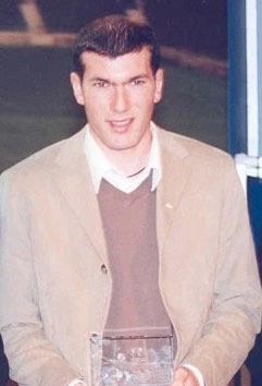 Com o pr&ecirc;mio de melhor jogador do mundo da FIFA de 1998