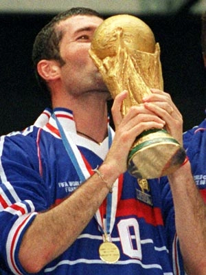 Levantando a ta&ccedil;a da Copa de 1998