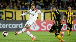 Fla perde gols, empata com Peñarol e garante vaga no sufoco na Libertadores