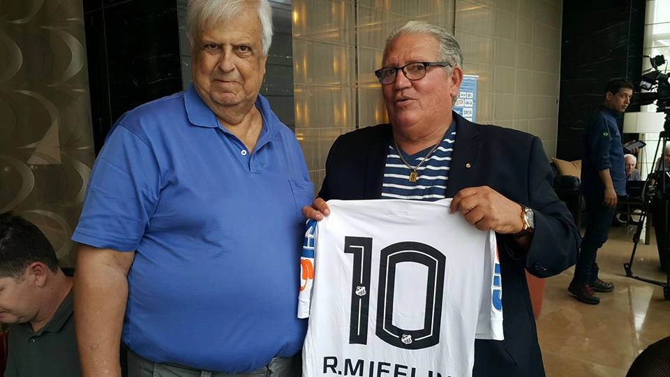 Em 08 de março de 2017, Modesto Roma Júnior (presidente do Santos), entregou uma camisa do Peixe para Mifflin, em Lima, no Peru. Foto: arquivo pessoal de Mifflin