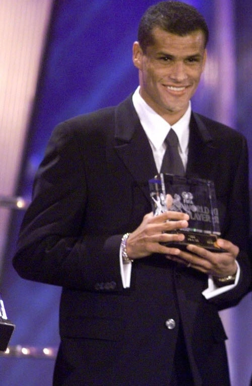 Sorrindo com o prêmio máximo individual de um jogador de futebol, 1999