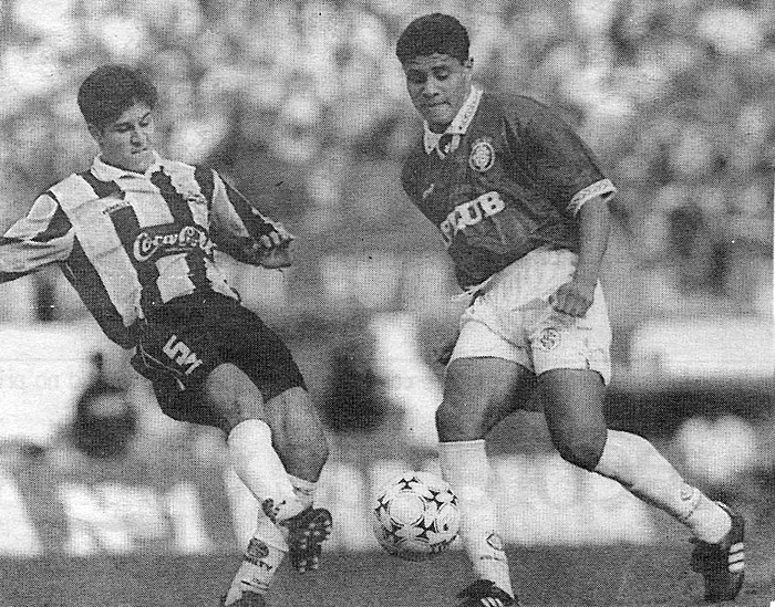 Zé Alcino à direita da foto (com a camisa do Inter) tenta passar por seu marcador, em um Gre-Nal. Foto: Reprodução Google