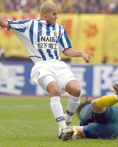 Zé Alcino divide bola com goleiro da equipe adversária. Foto: Reprodução Google