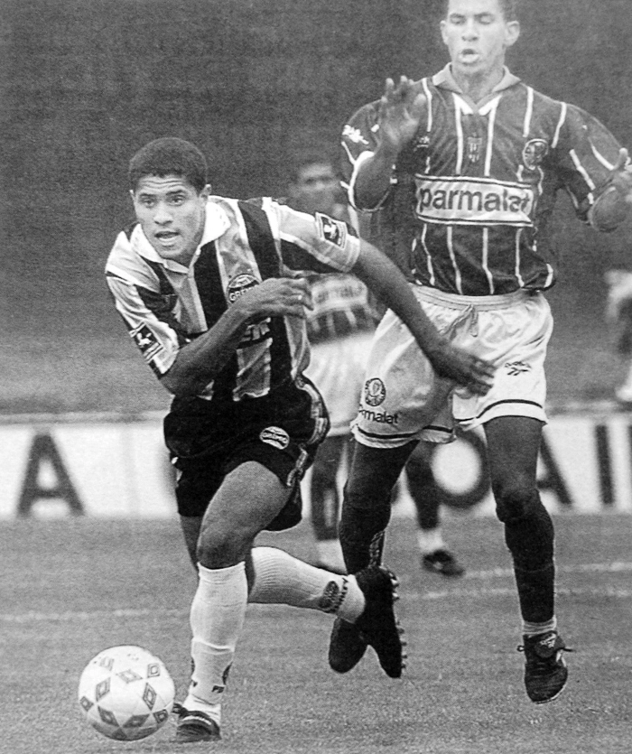 Zé Alcino com a bola é precionado por Djalminha, do Palmeiras. Foto: Reprodução Google