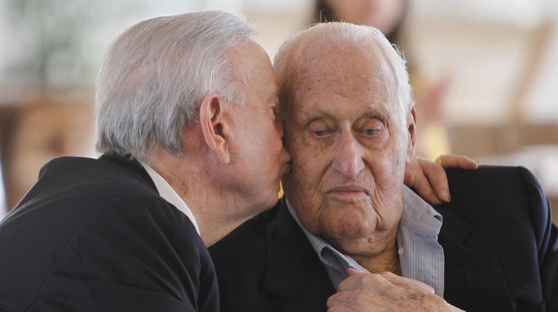José Maria Marin beija João Havelange durante visita do ex-cartola à CBF com direito a almoço e a passeio pelo novo museu da entidade no dia 26 de agosto de 2014. Foto: Rafael Ribeiro/CBF