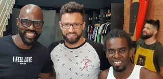 Alex Bruno entre os clientes Grafite e Tinga. Foto: Arquivo Pessaoal