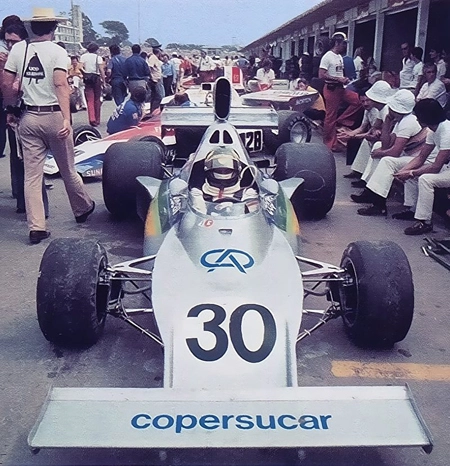 Em 26 de janeiro de 1975, dia do GP do Brasil de F1, em Interlagos. O Copersucar-Fittipaldi de Wilsinho Fittipaldi em frente aos precários boxes do autódromo paulistano. Atrás, os carros de Mark Donohue (Penske) e Graham Hill (Lola). A prova foi vencida por José Carlos Pace (Brabham), com Emerson Fittipaldi McLaren) em segundo. Foto: arquivo pessoal de Wilsinho Fittipaldi