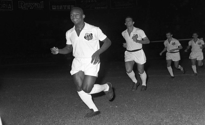 Pelé puxa a fila dos santistas em Lima, no Peru, em 1959. Na sequência, Ney Blanco, Pepe e Mário. Foto: ASSOPHIS