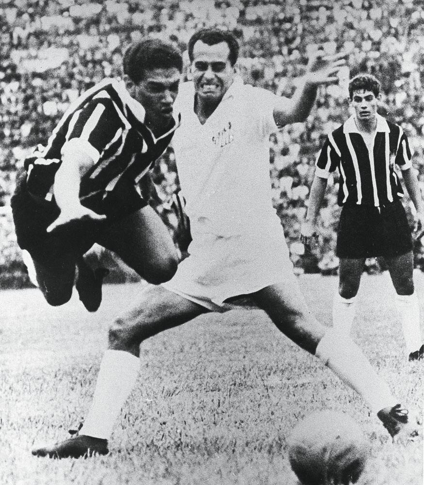 Maravilhoso registro de Corinthians 0 x 0 Santos, pelo Torneio Rio-São Paulo, no dia 27 de março de 1966, no Pacaembu. O santista Zito desarma o corintiano Garrincha, enquanto Rivellino observa ao fundo