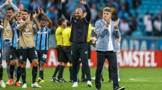 Técnico do Grêmio comemora junto ao banco de reservas. Foto: Lucas Uebel/Grêmio FBPA/Via UOL