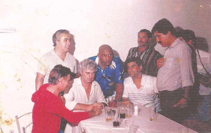 Em 1990, reunião dos amigos que jogaram no Metropol-SC. Vale o registro dos ex-companheiros de Nilzo. Em pé, da esquerda para a direita, o primeiro é Canela. À direita (com a mão no peito) está o jornalista João Nassif. O segundo sentado, da esquerda para a direita é Gilberto Tim