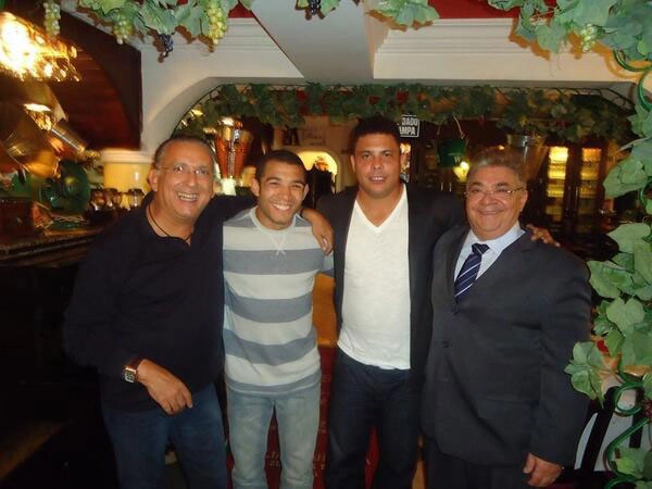 No dia 26 de abril de 2014, no restaurante Lellis. Da esquerda para a direita, Galvão Bueno, José Aldo, Ronaldo e João Lellis