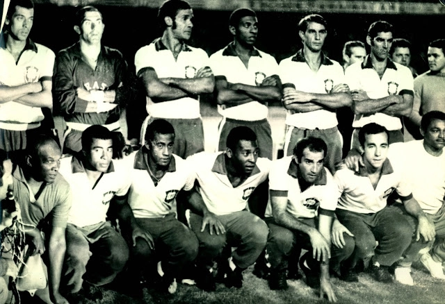 A sele&ccedil;&atilde;o brasileira na noite de 7 de abril de 1969, segundo jogo realizado no Beira-Rio, primeiro noturno do est&aacute;dio colorado, inaugurando o sistema de refletores da nova casa escarlate, que subsittuiu o Est&aacute;dio dos Eucaliptos. A equipe que derrotou o Peru por 2 a 1, em p&eacute;, da esquerda para a direita: Carlos Alberto Torres, F&eacute;lix, Brito, Djalma Dias, Wilson Piazza e Rildo. Agachados: o massagista M&aacute;rio Am&eacute;rico, Jairzinho, Dirceu Lopes, Pel&eacute;, G&eacute;rson, Tost&atilde;o e o massagista Nocaute Jack. Foto: Sport Club Internacional