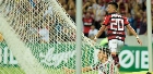 Com dois de Uribe, Flamengo atropela Fluminense e encosta na liderança