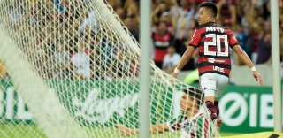 Com dois de Uribe, Flamengo atropela Fluminense e encosta na liderança