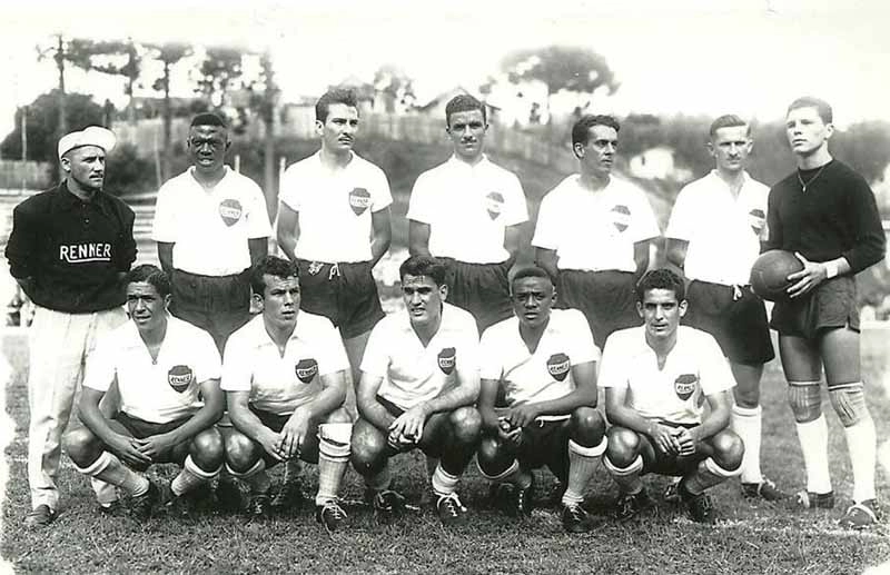 Time do Renner no início dos anos 50. Em pé o terceiro é Aristheu Penalvo e o último é Valdir Joaquim de Moraes. Na fileira de baixo o segundo é Ênio Andrade.