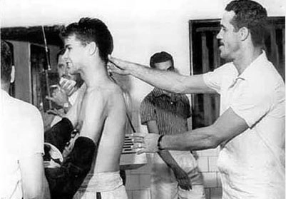 Nos vestiários do Maracanã, em 1957, depois de um Vasco 2x1 Botafogo, Ademir de Menezes (dir), o Queixada, brinca com Écio Capovilla.