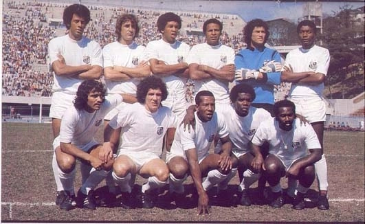 O Santos posando antes de jogo no Pacaembu, em 1975. Em pé, da esquerda para a direita: Carlos Alberto Torres, Oberdan, Bianchi, Teodoro, Joel Mendes e Wilson Campos: Agachados: Mazinho, Mifflin, Totonho, Cláudio Adão e Edu