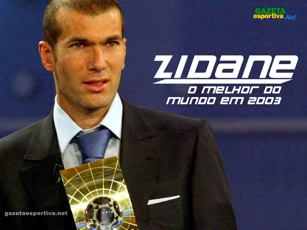 Com o pr&ecirc;mio de melhor jogador do mundo da FIFA de 2003. Foto: Gazeta