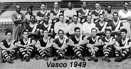 Este &eacute; o time do Vasco campe&atilde;o carioca invicto em 1949. Em 20 jogos, foram 18 vit&oacute;rias e dois empates. Na primeira fila est&atilde;o: o massagista M&aacute;rio Am&eacute;rico, um integrante da comiss&atilde;o t&eacute;cnica, Sampaio, Augusto, Barbosa, W&iacute;lson, Laerte e dois membros da comiss&atilde;o t&eacute;cnica. Na segunda fila est&atilde;o: Jorge, Alfredo II, Am&iacute;lcar Giffoni (comiss&atilde;o t&eacute;cnica), o t&eacute;cnico Fl&aacute;vio Costa, Oto Gl&oacute;ria (ent&atilde;o membro da comiss&atilde;o t&eacute;cnica), Danilo e Eli. Na terceira fila: Nestor, Maneca, Ademir de Menezes (o Queixada), Lima, Ipojucan, Heleno de Freitas, Chico e M&aacute;rio.