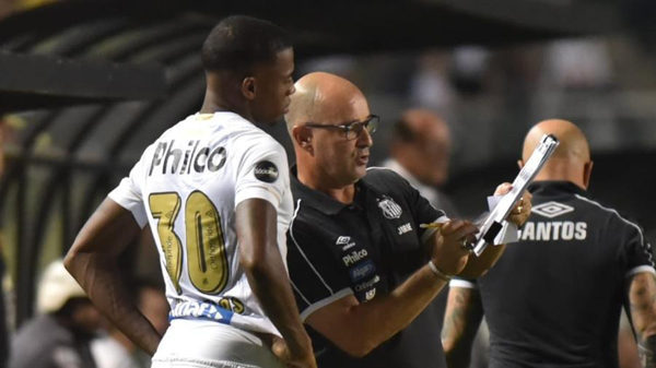 Volante recebe instruções de auxiliar de Sampaoli. Foto: Ivan Storti/Santos FC/Via UOL