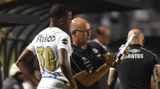 Volante recebe instru&ccedil;&otilde;es de auxiliar de Sampaoli. Foto: Ivan Storti/Santos FC/Via UOL