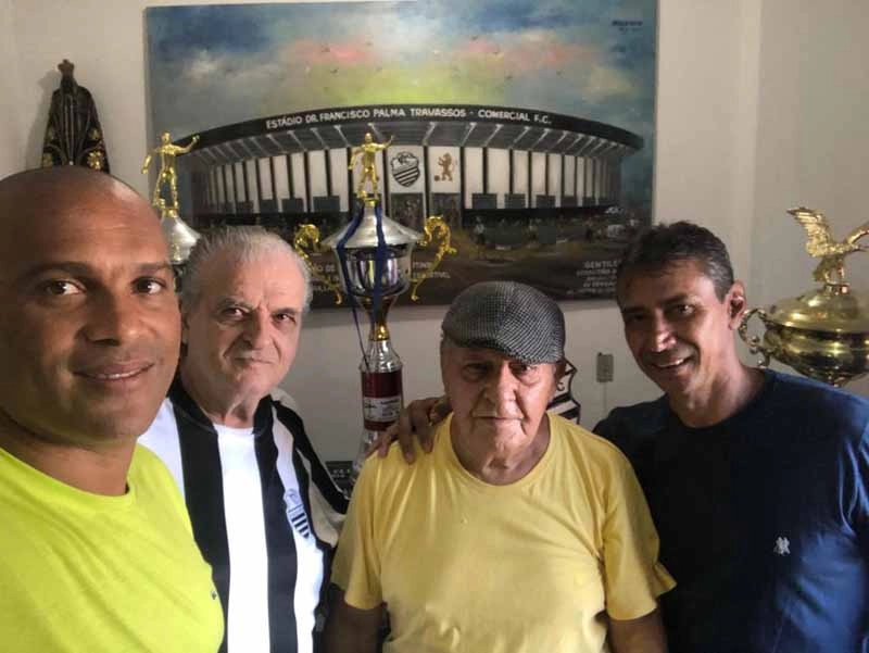 Reunião de amigos na sede do Comercial, Osni, Tomires, Sebastião Xavier e Ivair 