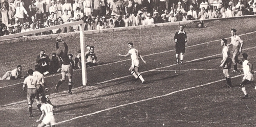Ademir de Menezes (camisa 9) em ação durante a Copa do Mundo de 1950. O atacante foi artilheiro da competição realizada no Brasil para delírio do povão que se esprimia na geral do Maracanã
