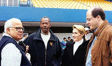 O saudoso Ademar Ferreira da Silva (segundo, da esquerda para a direita) é entrevistado por Jorge de Sousa.