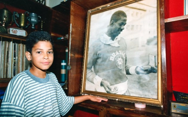 Diego Menasse, que produz documentário sobre Adhemar Ferreira da Silva, posa com quadro de avô. Foto: iG