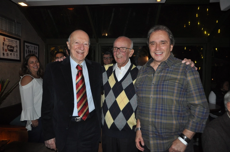 Claudio Carsughi, Bird Clement e Reginaldo Leme em 22 de outubro de 2019, na Cristal Pizza Bar, noite de lançamento dos desenhos feitos por Bird Clemente sobre automobilismo. Foto: Marcos Júnior Micheletti/Portal TT