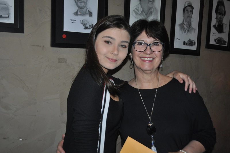 Familiares. A neta Caroline e a esposa de Bird, Luiza.em 22 de outubro de 2019, na Cristal Pizza Bar, noite de lançamento dos desenhos feitos por Bird Clemente sobre automobilismo. Foto: Marcos Júnior Micheletti/Portal TT