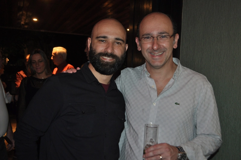 Bruno Clemente e Bird Clemente Jr., filhos de Bird, em 22 de outubro de 2019, na Cristal Pizza Bar, noite de lançamento dos desenhos feitos por Bird Clemente sobre automobilismo. Foto: Marcos Júnior Micheletti/Portal TT