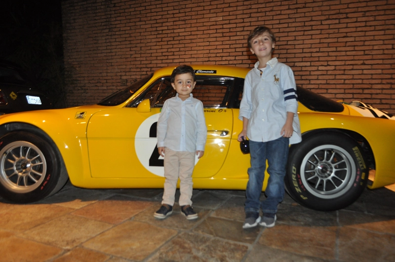 Netos de Bird Clemente com réplica da Berlineta Interlagos utilizada pelo avô, em 22 de outubro de 2019, na Cristal Pizza Bar, noite de lançamento dos desenhos feitos por Bird Clemente sobre automobilismo. Foto: Marcos Júnior Micheletti/Portal TT